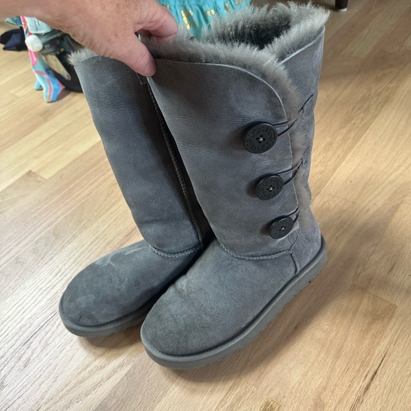 UGG sz7 Bailey Button Triplet grey boots - Picture 1 of 4